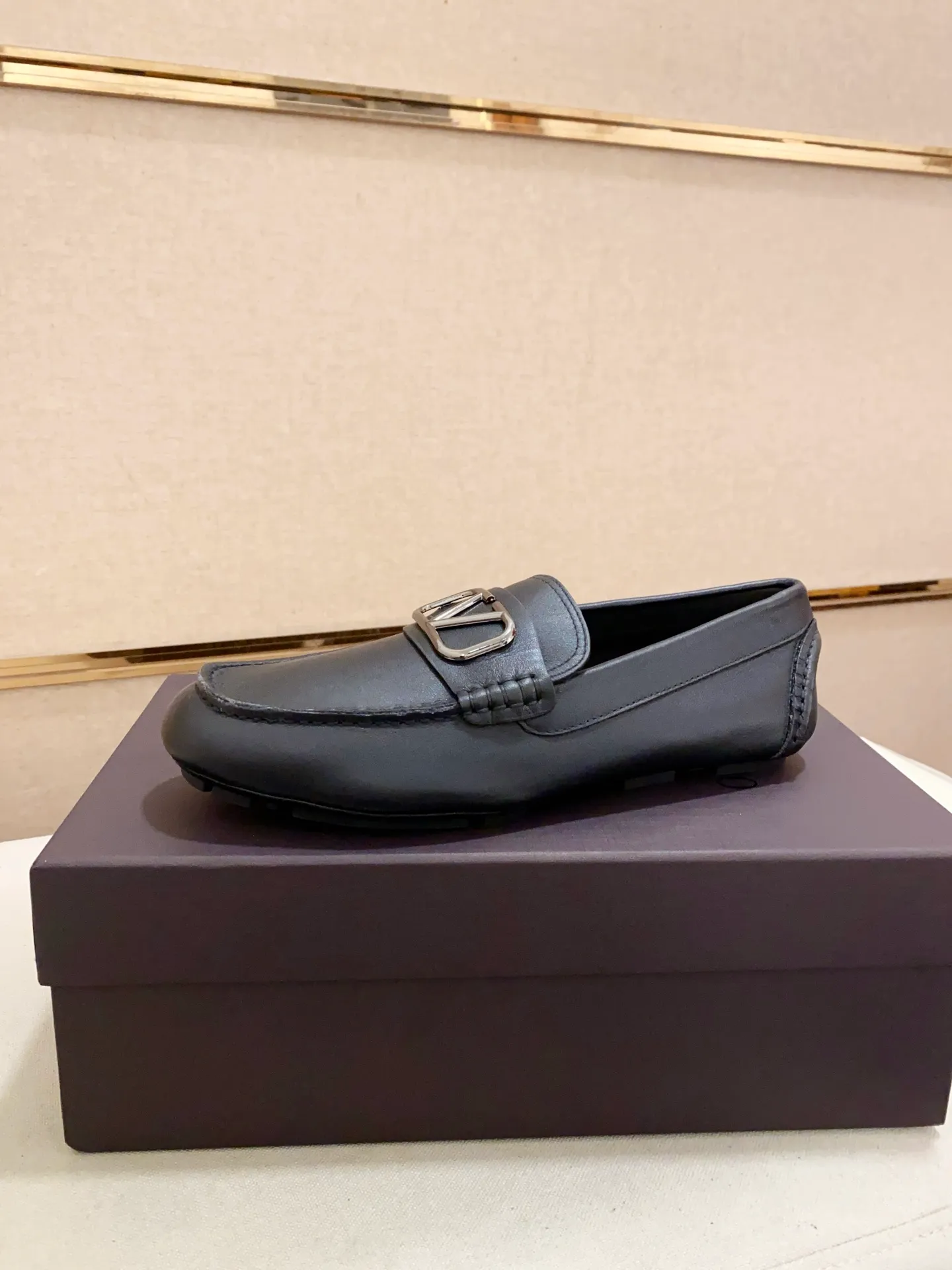 Men's shoes💰: 680💰VALENTINO, made of imported cowhide with imported water-dyed cowhide lining, iconic hardware and iconic wear-resistant outsole. 38-44. 45 VALENTINO packaging can be customized to enjoy the brand’s iconic product packaging